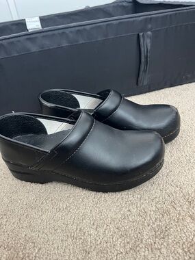 Dansko EU 39 Black Leather Clogs